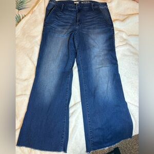 High Rise wide leg jeans in excellent condition. Massimo size16/33R
